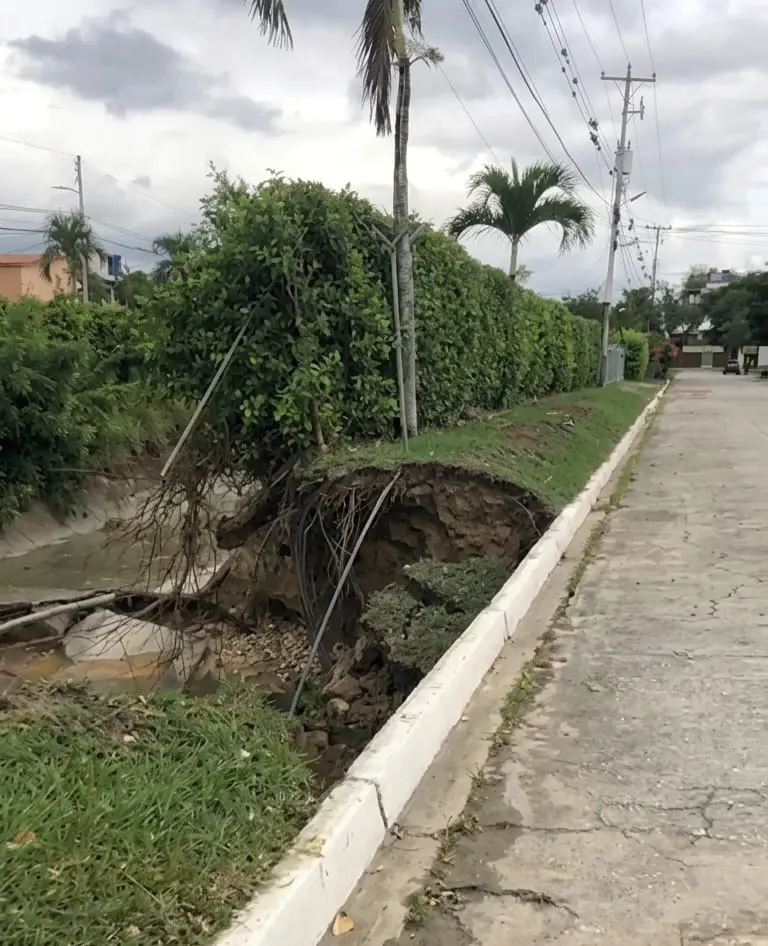 Alerta por socavamiento y desplazamiento de losas en urbanizaciones de Palavecino